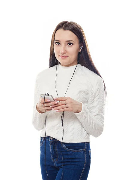 La mujer en los auriculares escucha la música del teléfono —  Fotos de Stock