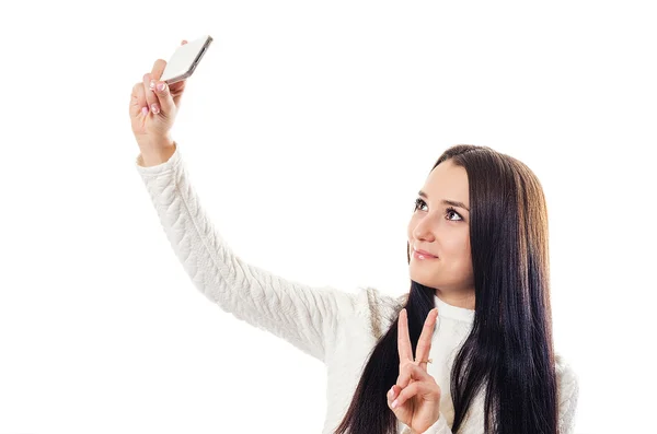 Девушка делает селфи по телефону — стоковое фото