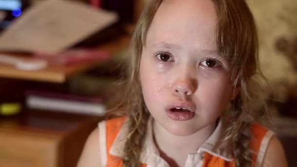 A gyermek sír és a ruminates — Stock videók