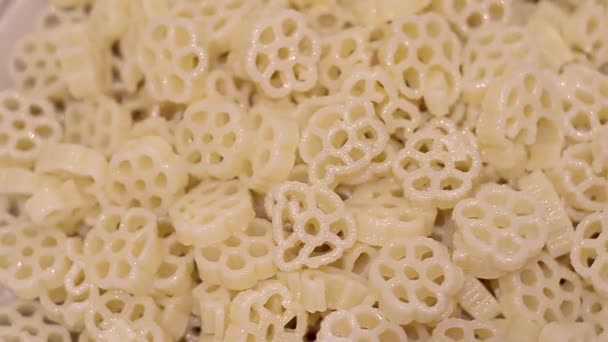 Macaroni with oil is twisted on a plate — Stock Video