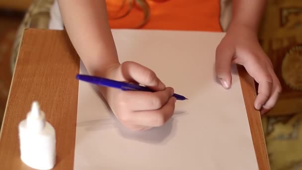 Ребенок рисует ручку ель — стоковое видео
