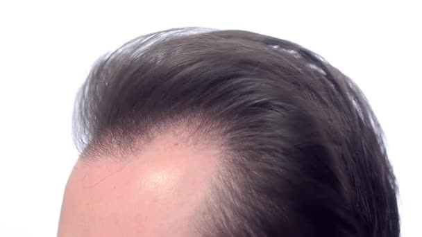 De man droogt haar de haardroger. — Stockvideo