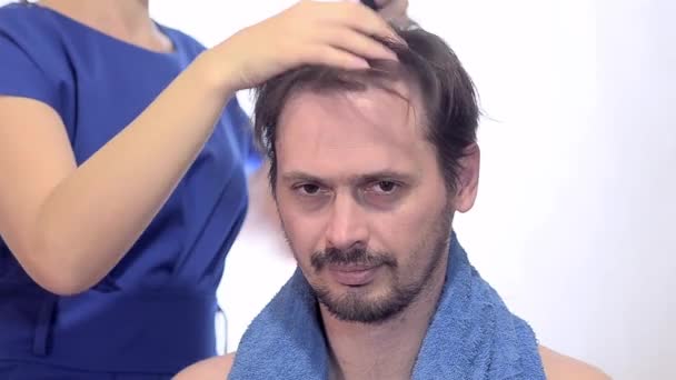 Kadeřník vysušuje vlasy člověka vysoušeč vlasů — Stock video