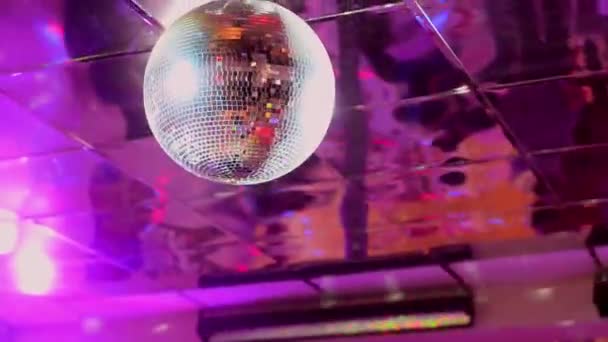 Mirror ball på en fest — Stockvideo