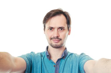 Adam bir selfie telefonu alır