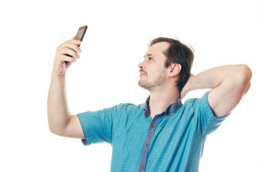 Adam bir selfie telefonu alır