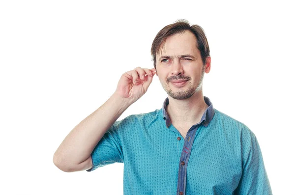 El hombre limpia las orejas Q-tips — Foto de Stock