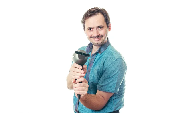 El hombre sostiene el secador de pelo en la mano y sonríe . — Foto de Stock