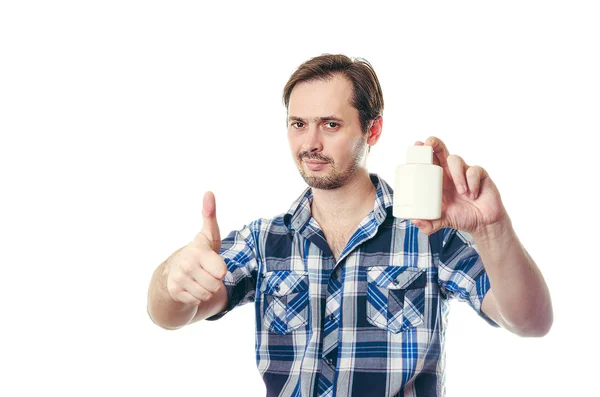 Ο άνθρωπος σε ένα πουκάμισο κρατά στο χέρι gel μετά το ξύρισμα — Φωτογραφία Αρχείου