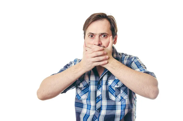 Bir tişörtlü adam bir ağız kapalı eller