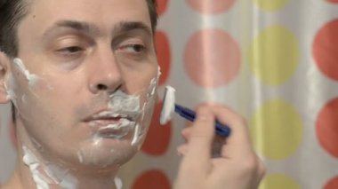 Kişi makine ile tıraş için adam