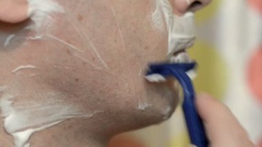 Kişi makine ile tıraş için adam