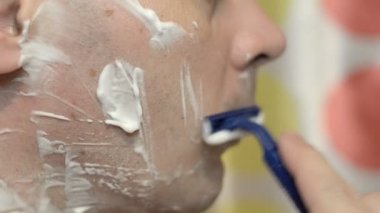 Kişi makine ile tıraş için adam