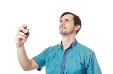 Bir sakallı adam kokmaya su sıçramalarına