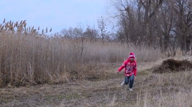 Çimenlerin üzerinde çalışan zelenke kız