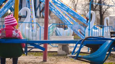 Kız salıncakta sallanıyor