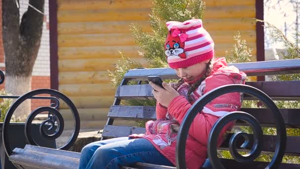 Menina com telefone no parque — Vídeo de Stock