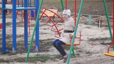 Kız salıncakta sallanıyor