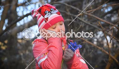 Kız telefonda konuşuyor.