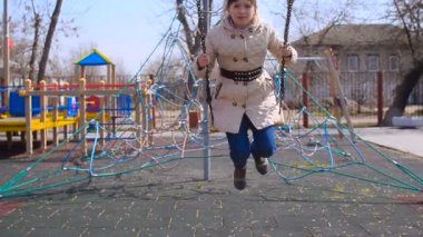 bir çocuk bir salıncak üzerinde