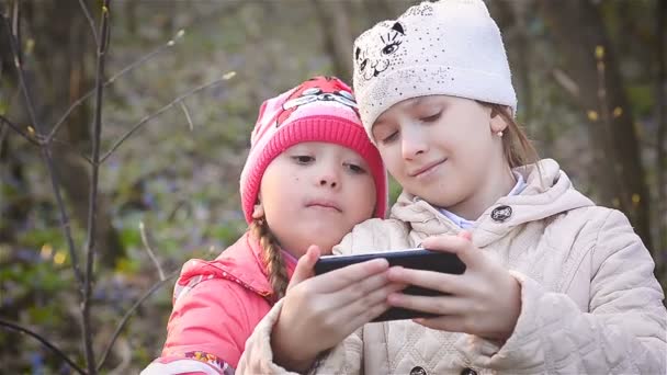 Девушки смотрят фотографии в вашем телефоне — стоковое видео
