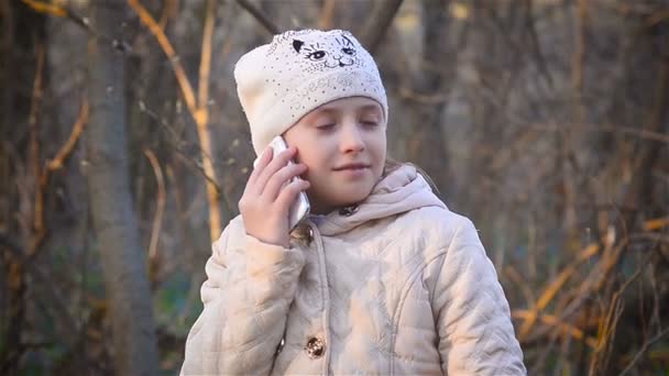 Menina falando no telefone — Vídeo de Stock