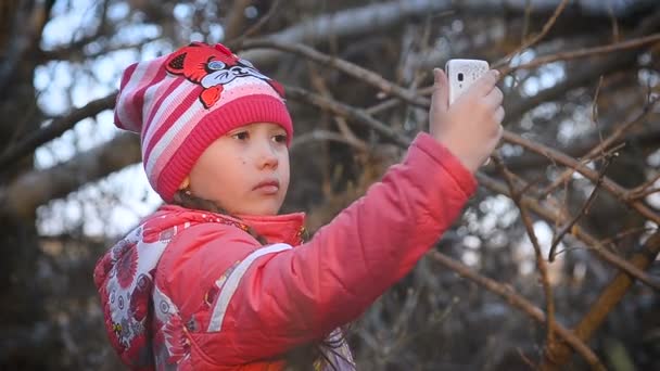 Het meisje wordt ziek met waterpokken doet selfie — Stockvideo