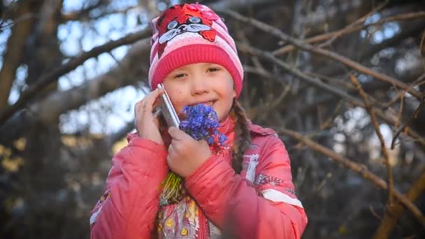 Menina falando no telefone — Vídeo de Stock