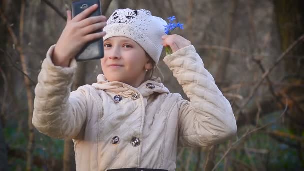 Menina fazendo selfie telefone — Vídeo de Stock