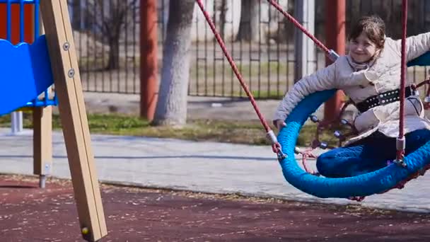 Chica balanceándose en un columpio — Vídeo de stock