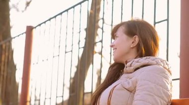 Sarılma kızı kadınla