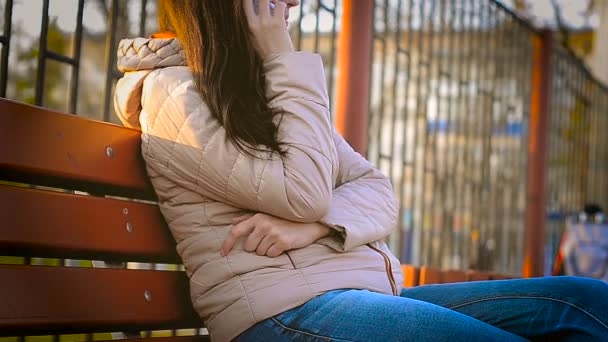 Vrouw aan de telefoon — Stockvideo