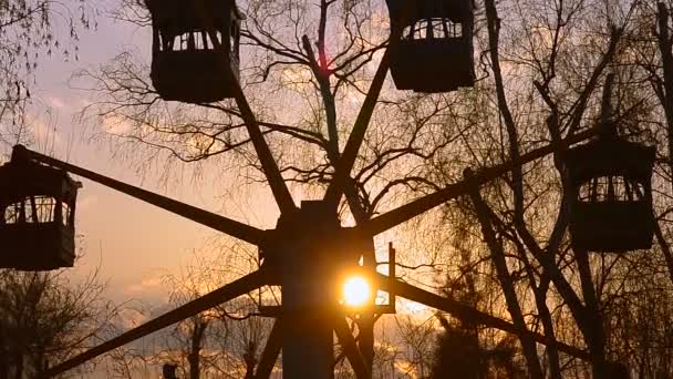 Rueda de la fortuna al atardecer — Vídeos de Stock