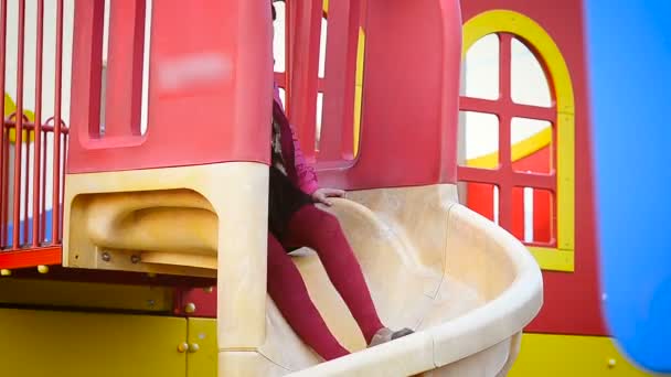 Bir kız bir roller coaster binmek bir etekle — Stok video