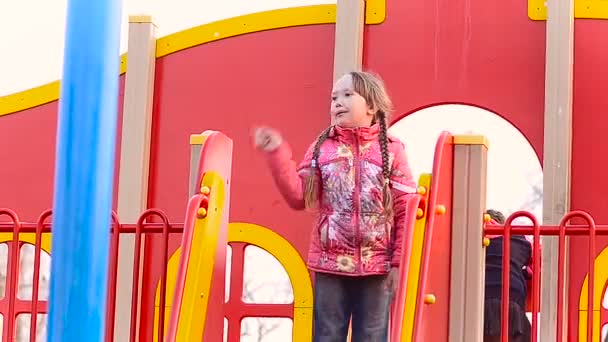 Kız çocuk parkında oynuyor — Stok video