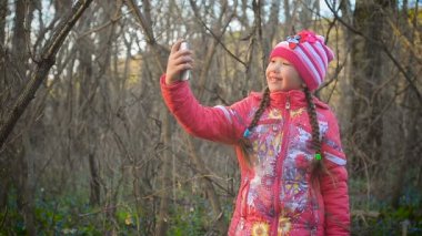 Çiçekli kız selfie yapar