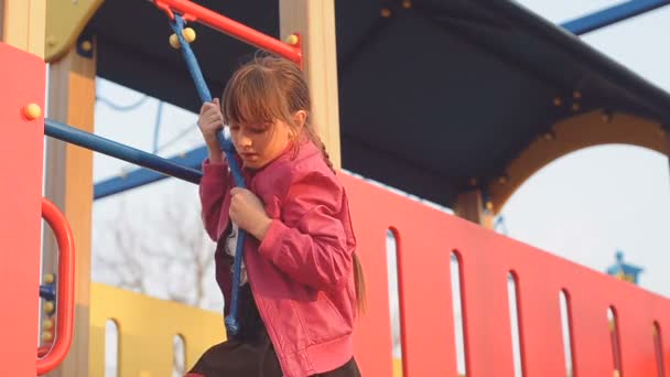 Uma garota se divertindo escalando uma corda — Vídeo de Stock