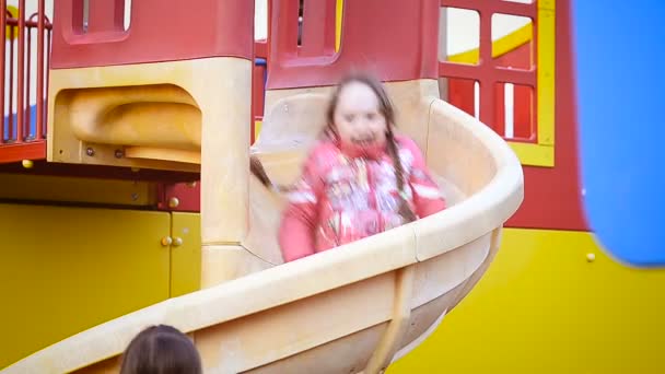 Девушка едет кататься с яркими слайдами — стоковое видео