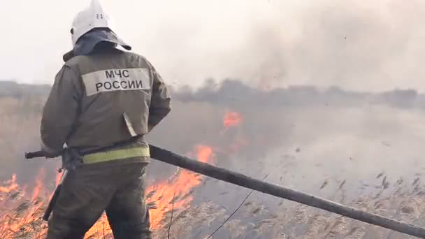 URYUPINSK. RUSSIA - APRIL 13, 2016. Firefighter extinguishes fire — Stock Video