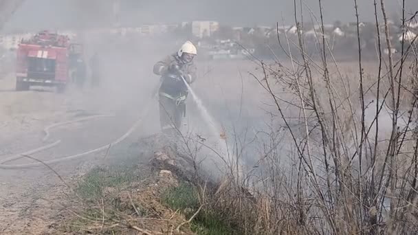 URYUPINSK. RUSSIA - APRIL 13, 2016. Firefighters extinguish a large fire — Stok video