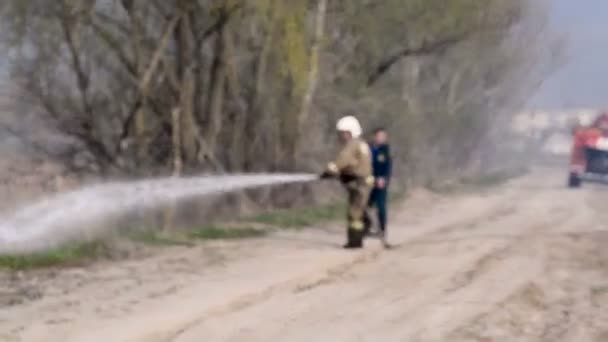 URYUPINSK. RUSSIA - APRIL 13, 2016. Firefighters extinguish a large fire — стокове відео