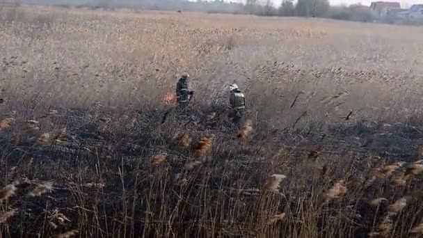 乌柳皮斯克俄罗斯 - 2016年4月13日。消防员灭火 — 图库视频影像