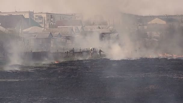 우루핀스크. 러시아 - 2016년 4월 13일. 주거용 주택 근처에서 화재를 진압하는 소방관 — 비디오