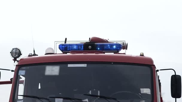 Lumières bleues sur la sirène du camion de pompiers — Video