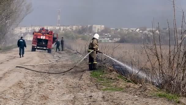 Urjupinsk. russland - 13. april 2016. Feuerwehrleute löschen einen großen brand — Stockvideo