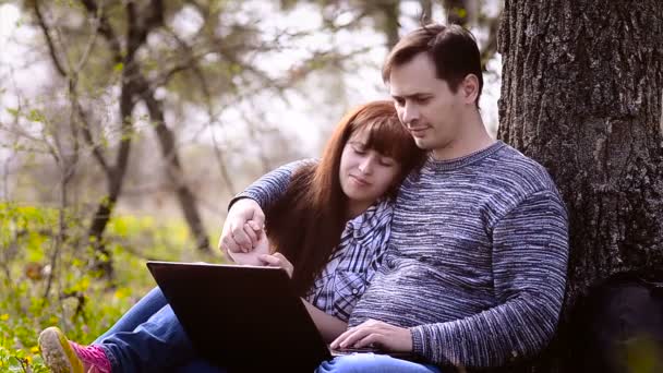 Lovers listening to music embracing a laptop — Stock Video