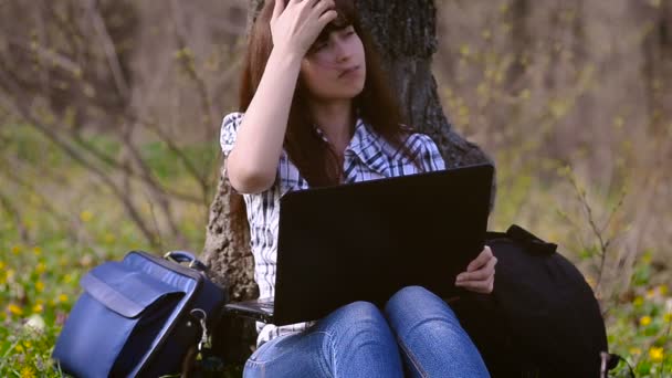 Woman resting sitting at a computer — Stock Video