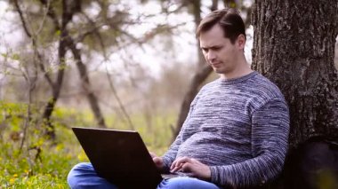 Bir bilgisayar başında oturan bir adam hapşırma