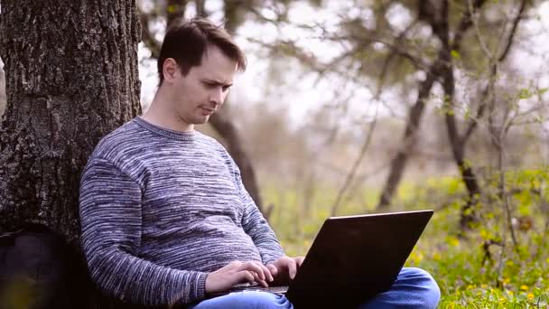 Een man rust vergadering met een computer — Stockvideo