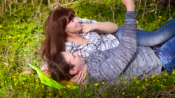 Hombre y mujer haciendo selfie — Vídeos de Stock